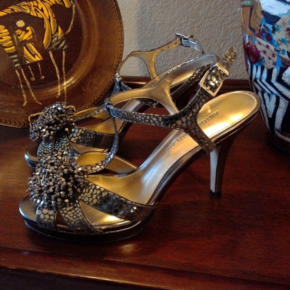 ANTONIO MELANI GOLD HEELS - Picture 3 of 6